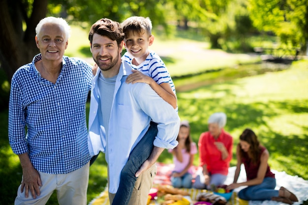 Família feliz desfrutando no parque