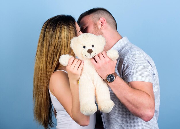 Familia feliz Día de San Valentín Vacaciones Juguete suave Regalo de oso de peluche Concepto de embarazo Hombre y mujer pareja enamorada Amor familiar Hombre y niña bonita enamorados Chico y niña abrazándose Futuros padres