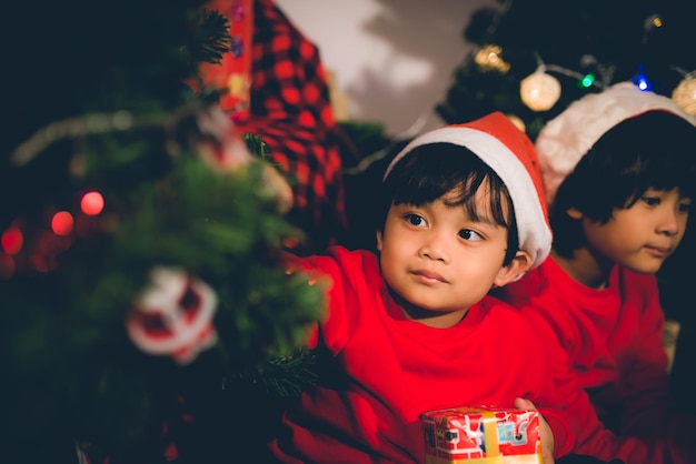 Familia feliz disfruta del festival de navidad juntos en casaGente tailandesa