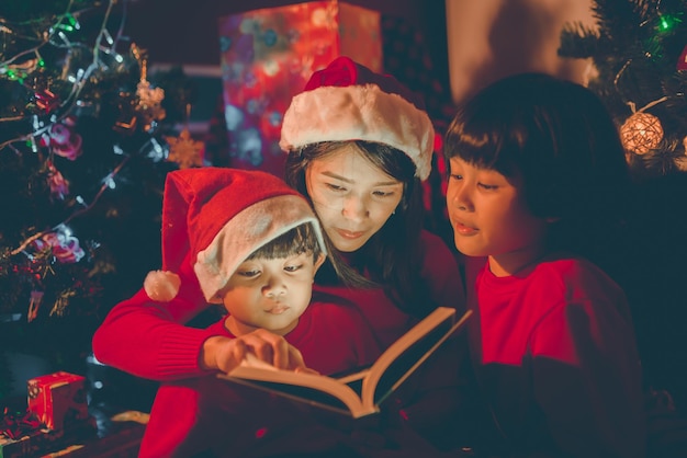 Foto familia feliz disfruta del festival de navidad juntos en casagente tailandesa