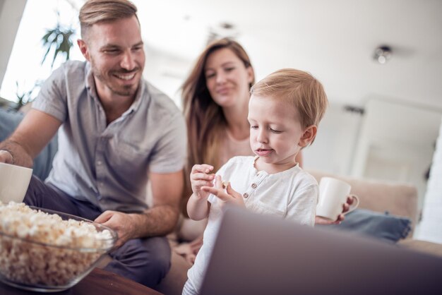 Foto familia feliz disfruta de una sala de estar