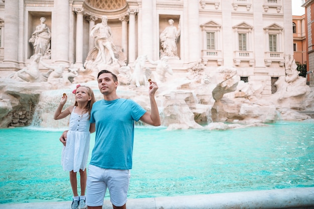 La familia feliz disfruta de sus vacaciones italianas en Europa.