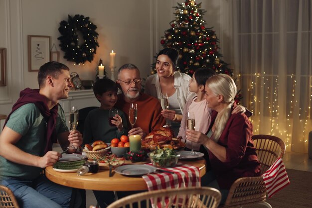 Foto familia feliz disfrutando de una cena festiva en casa celebración navideña