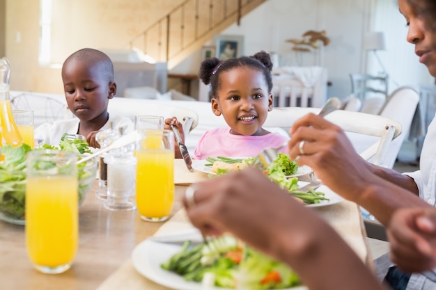 Familia feliz disfrutando de una comida saludable juntos