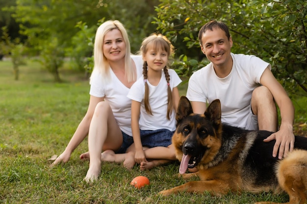 Familia feliz disfrutando en el parque en un día soleado