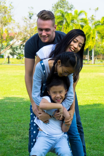 Foto familia feliz disfrutando en el parque