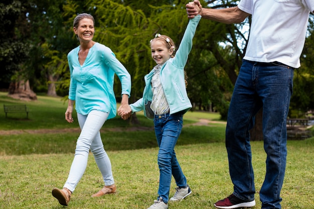 Foto familia feliz disfrutando en el parque