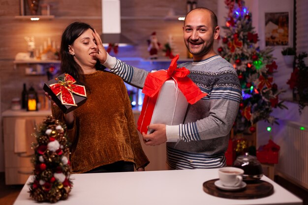 Familia feliz disfrutando de pasar tiempo juntos durante las vacaciones de Navidad