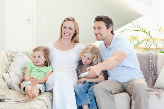 Familia feliz disfrutando de una película