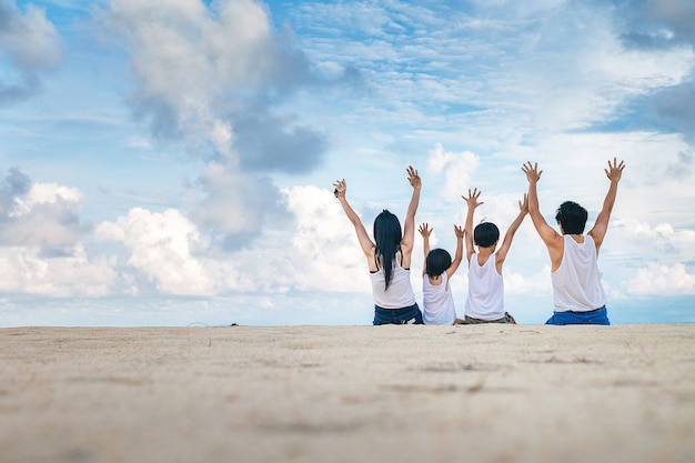 Familia feliz disfrutando en la playa en el mar durante las vacaciones.