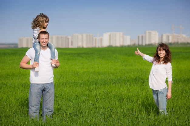 Familia feliz divirtiéndose al aire libre en el campo de primavera