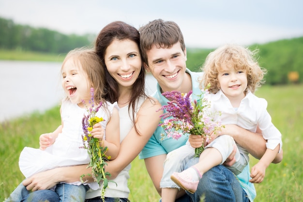 Familia feliz divirtiéndose al aire libre en primavera