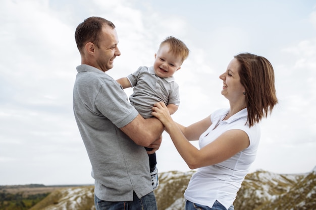 Familia feliz divirtiéndose al aire libre