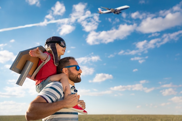 Familia feliz divirtiéndose al aire libre