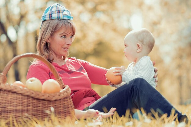 Familia feliz divirtiéndose al aire libre