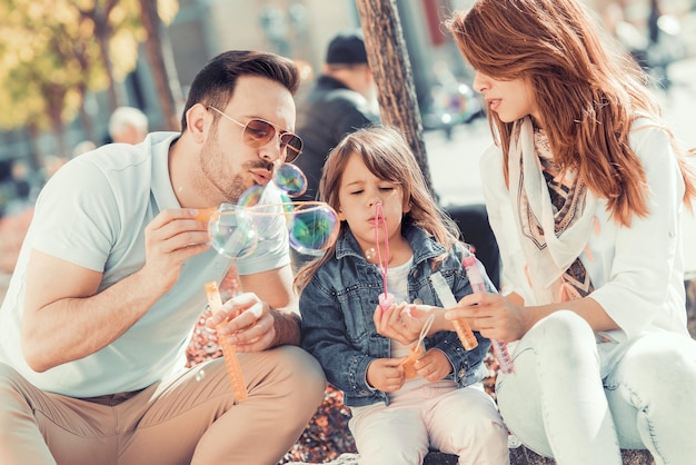 Familia feliz divirtiéndose al aire libre