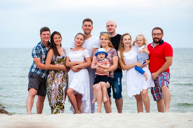 Familia feliz divirtiéndose caminando por la playa