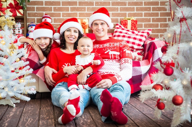 Familia feliz divirtiéndose en casa