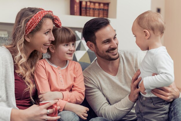 Familia feliz divirtiéndose en casa