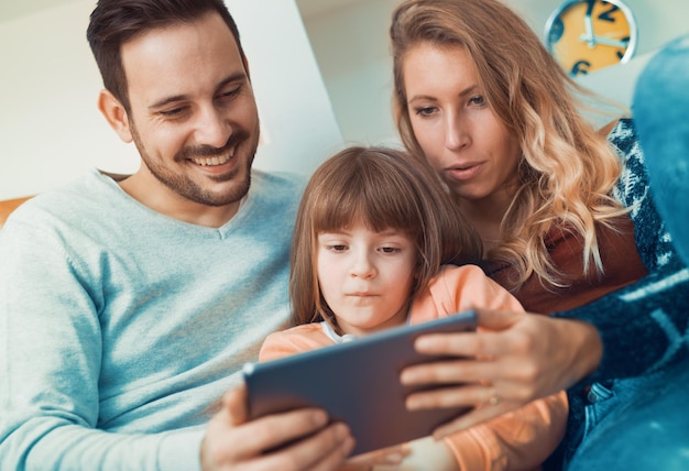 Familia feliz divirtiéndose en casa