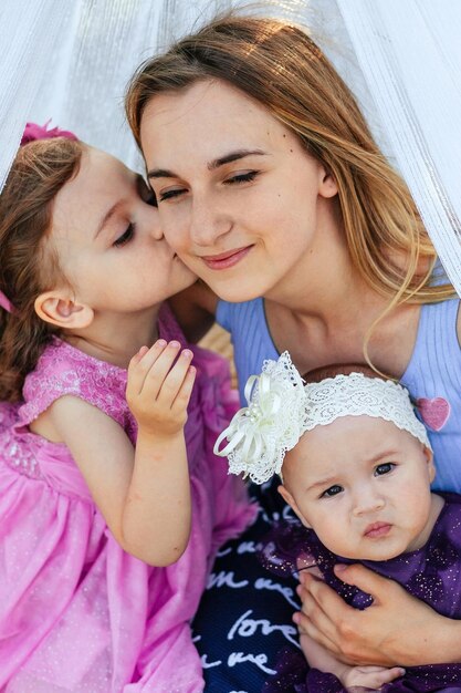 familia feliz divirtiéndose en el jardín