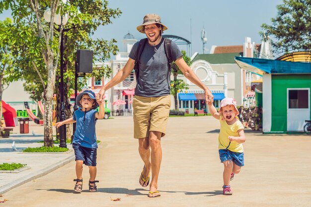 Familia feliz divirtiéndose en el parque