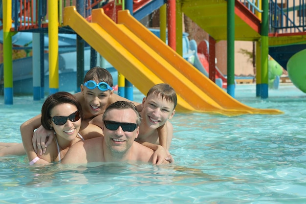 Familia feliz divirtiéndose en una piscina