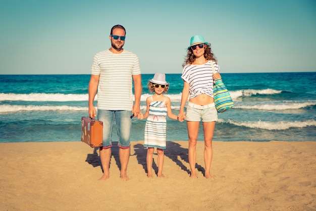 Familia feliz divirtiéndose en la playa Concepto de viaje y vacaciones de verano