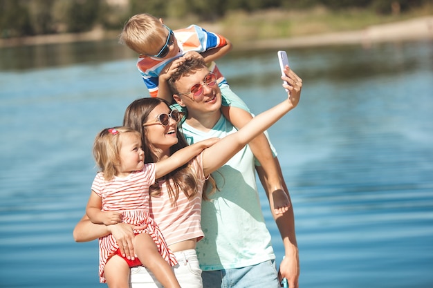 Familia feliz divirtiéndose en la playa