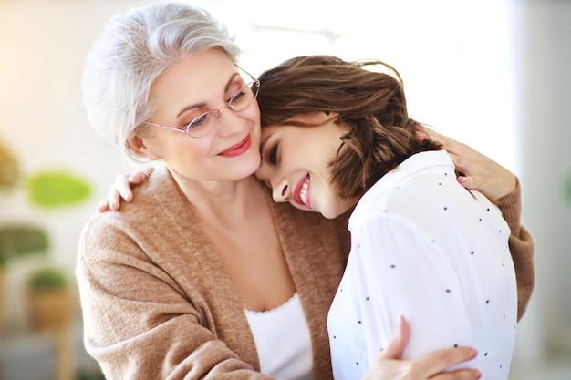 Foto familia feliz dos generaciones madre e hija adulta