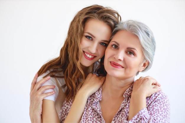 Familia feliz dos generaciones madre e hija adulta