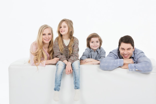 Una familia feliz con dos hijos en casa.