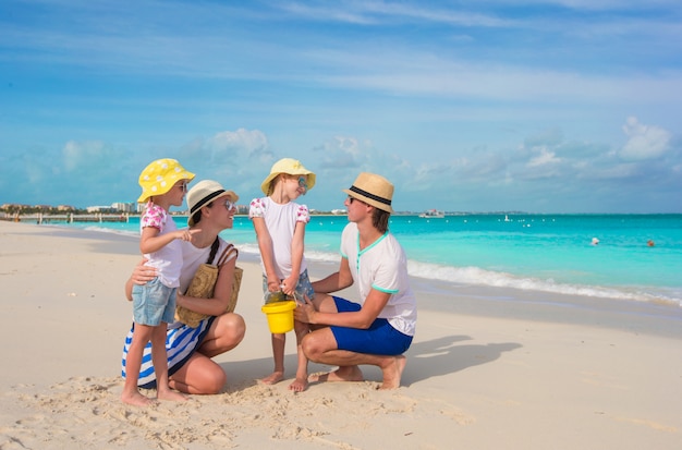 Familia feliz con dos hijos en vacaciones de verano