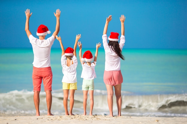 Familia feliz con dos niños en Santa Hat en vacaciones de verano