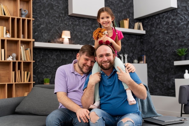 Foto familia feliz de dos papás y un bebé