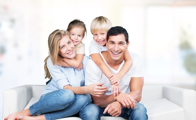 Família feliz e alegre no fundo