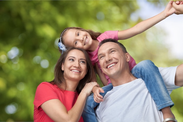 Família feliz e alegre no fundo