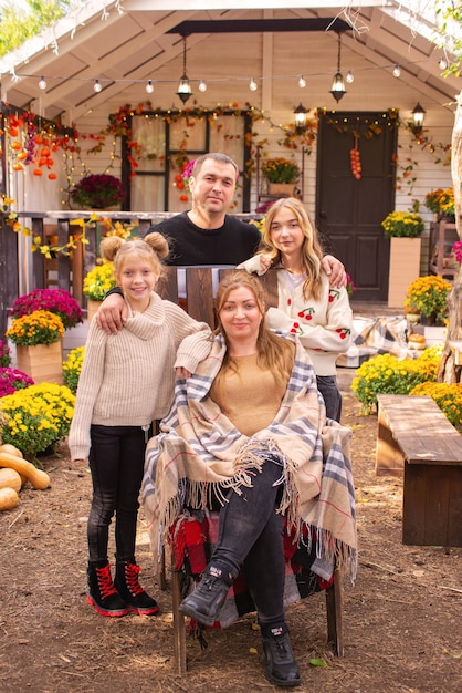 família feliz e amigável com crianças caminhando juntas no outono de halloween