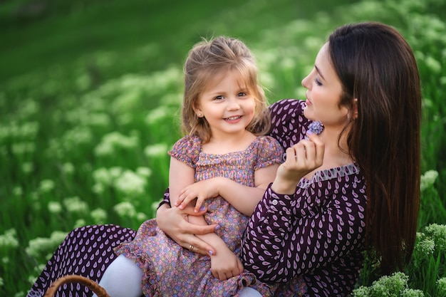 Família feliz e amorosa, mãe e bebê brincando, se beijando e se abraçando