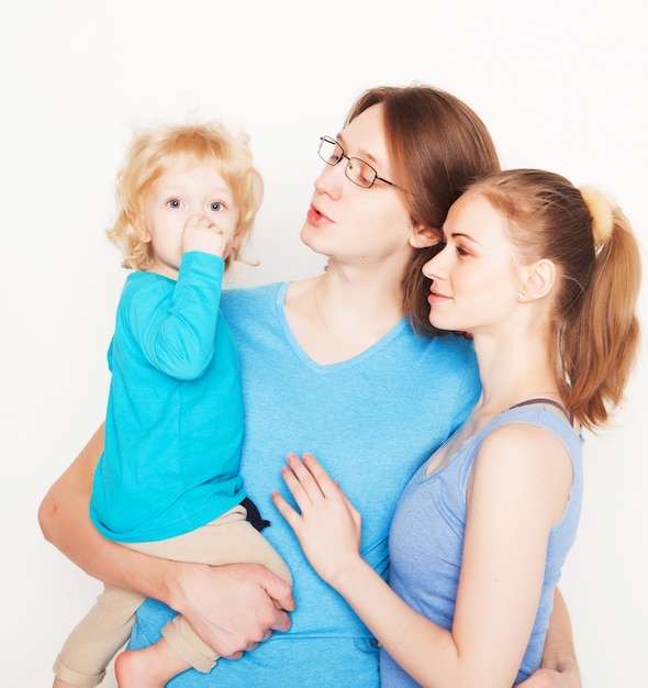 Família feliz e desportiva - mãe, pai e filho posando sobre fundo branco