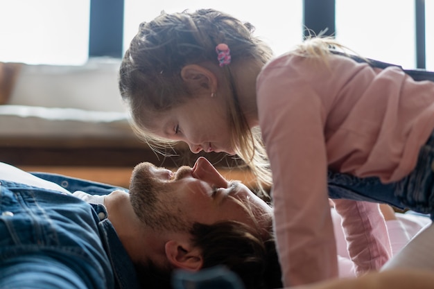 Família feliz e dia dos pais. filha criança beijando e abraçando o pai.