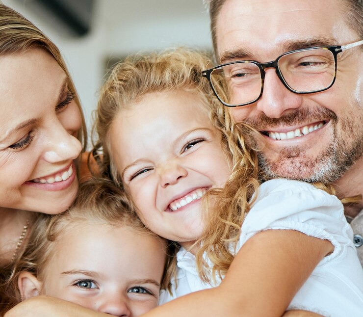 Foto família feliz e e retrato em sala de estar pais e ligação com abraço para filhas meninas e diversão casa crianças e mãe na sala de estar mulher e homem com criança sorriso e abraço para o cuidado e amor
