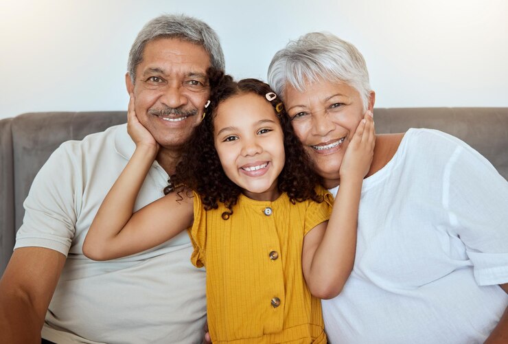 Família feliz e menina em um sofá da sala de estar em casa com os avós amam e cuidam juntos Retrato de idosos e uma criança com felicidade sorrindo em um sofá da sala de estar passando um tempo de qualidade