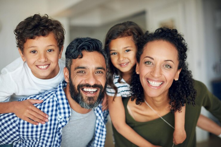 Foto família feliz e retrato de costas de porco com crianças e pais juntos com sorriso e ligação em nova casa apoio feliz e criança com juventude diversão e salão com riso e cuidado em casa com amor