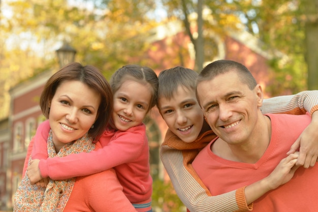 Foto família feliz e sorridente relaxando no parque de outono