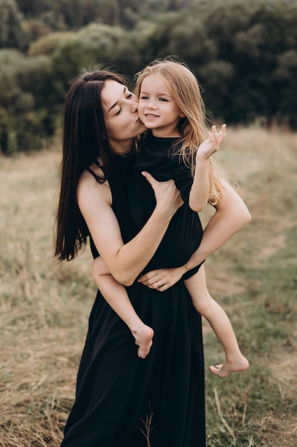 Família feliz em caminhada de outono Mãe e filha caminhando no parque