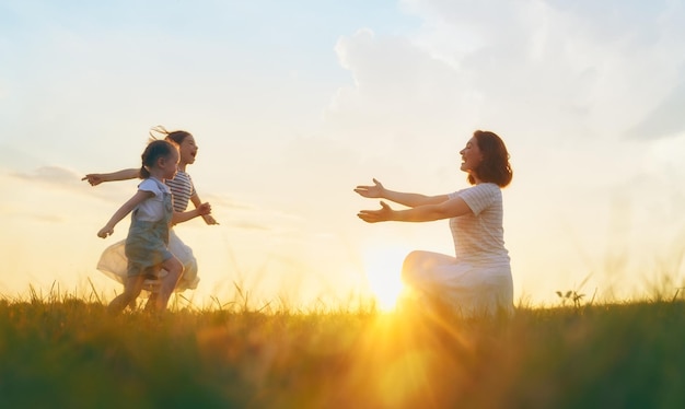 Família feliz em caminhada de verão