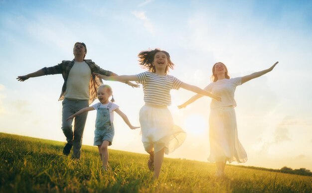 Família feliz em caminhada de verão