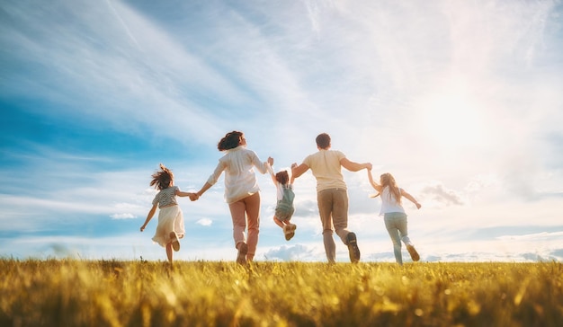 Família feliz em caminhada de verão