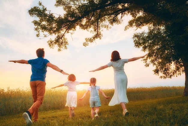 Família feliz em caminhada de verão